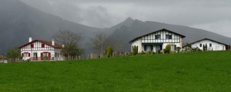 Maisons basques dans le paysage