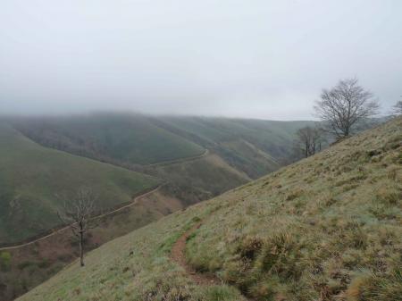 Paysage basque dans la brume