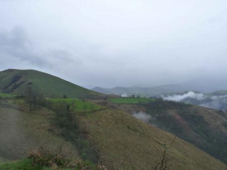 Pyrénées basques dans les nuages