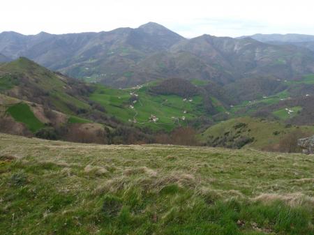 Vallée verdoyante et montagne Pyrénéenne Basque